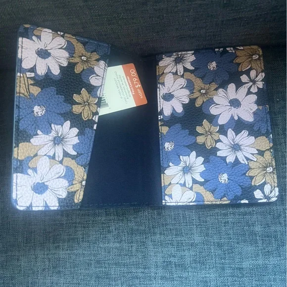 Vera Bradley faux leather Print Passport Holder. NWT. Trellis Floral. - Picture 2 of 7